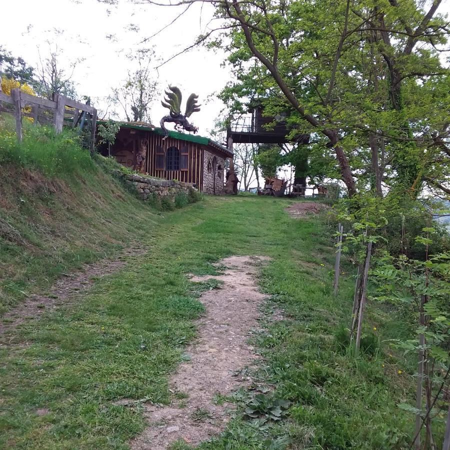 Village.Insolite Montagny-sur-Grosne Экстерьер фото
